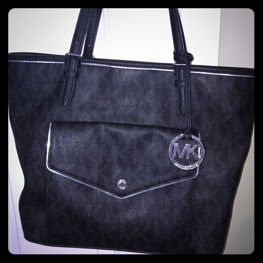 Gorgeous Michael Kors tote in sexy black